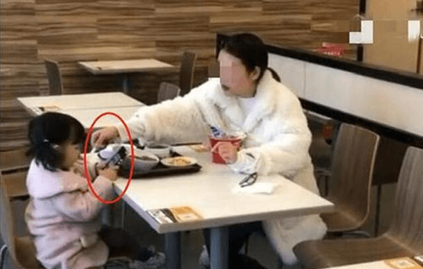 母女机场偷土特产母女机场偷土特产，行为曝光引发社会热议